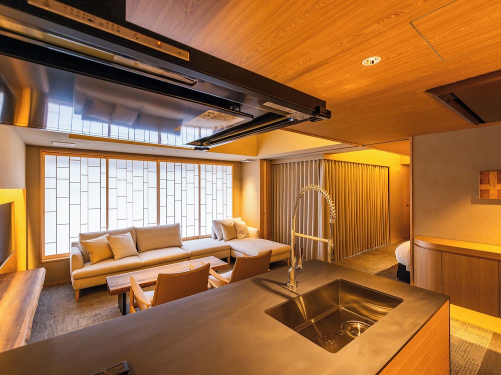 スイート ダブルベッド 2 台 テラス マウンテンビュー 専用キッチン0 | あけくれ京都白川