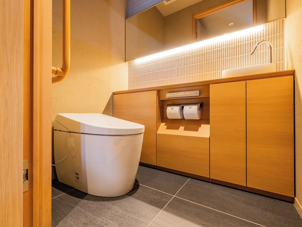 スーペリア ツインルーム ダブルベッド 2 台 禁煙 リバービュー バスルーム2 | あけくれ京都白川