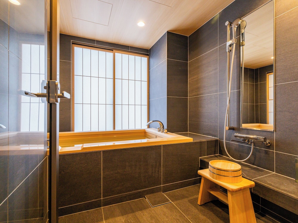 スイート ダブルベッド 2 台 テラス マウンテンビュー バスルーム0 | あけくれ京都白川