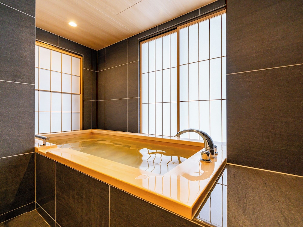 スイート ダブルベッド 2 台 テラス マウンテンビュー バスルーム1 | あけくれ京都白川