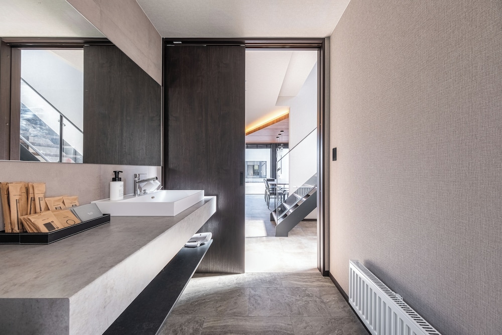 ファミリー ルーム バスルーム1 | JANUS villa Furano (ジェイナス ビラ 富良野)