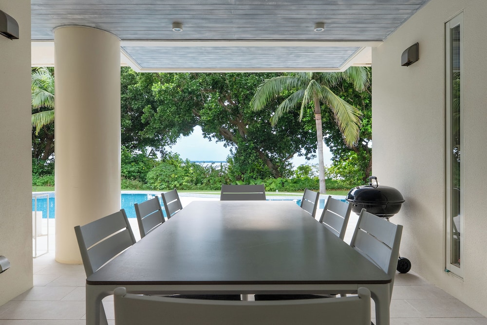 屋外ダイニングエリア1 | Ocean Front Villa Ishigakijima Ⅲ