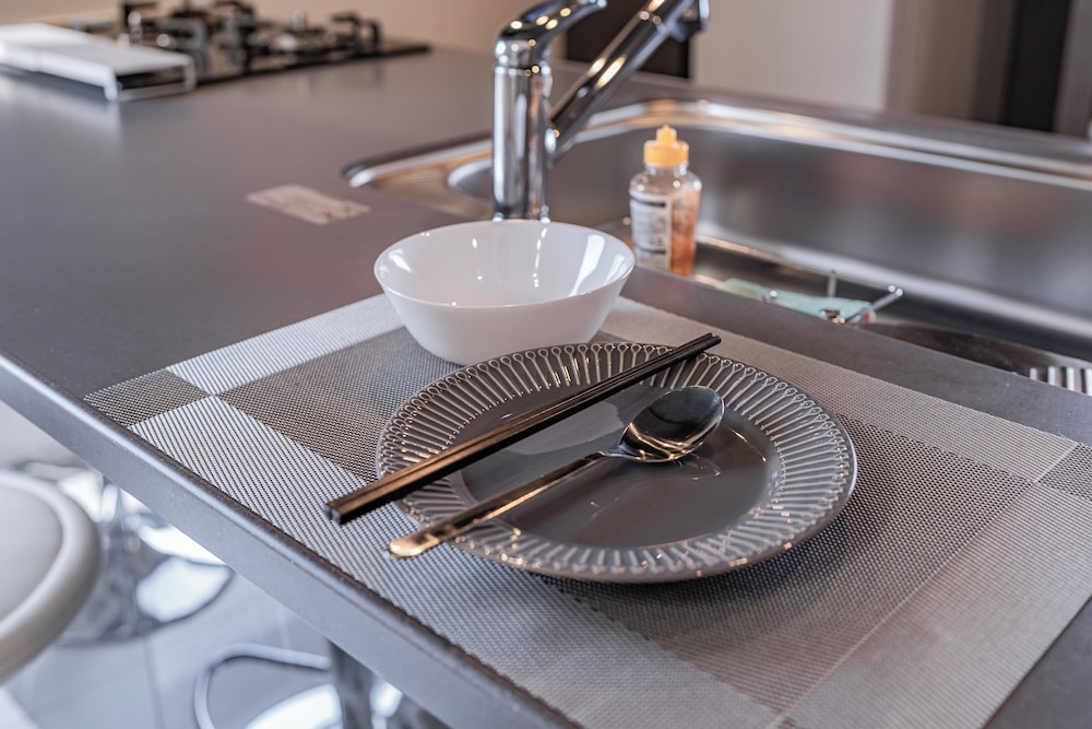 ファミリー スイート バルコニー シティビュー 客室内のダイニングエリア0 | Namba River Side Garden Hotel