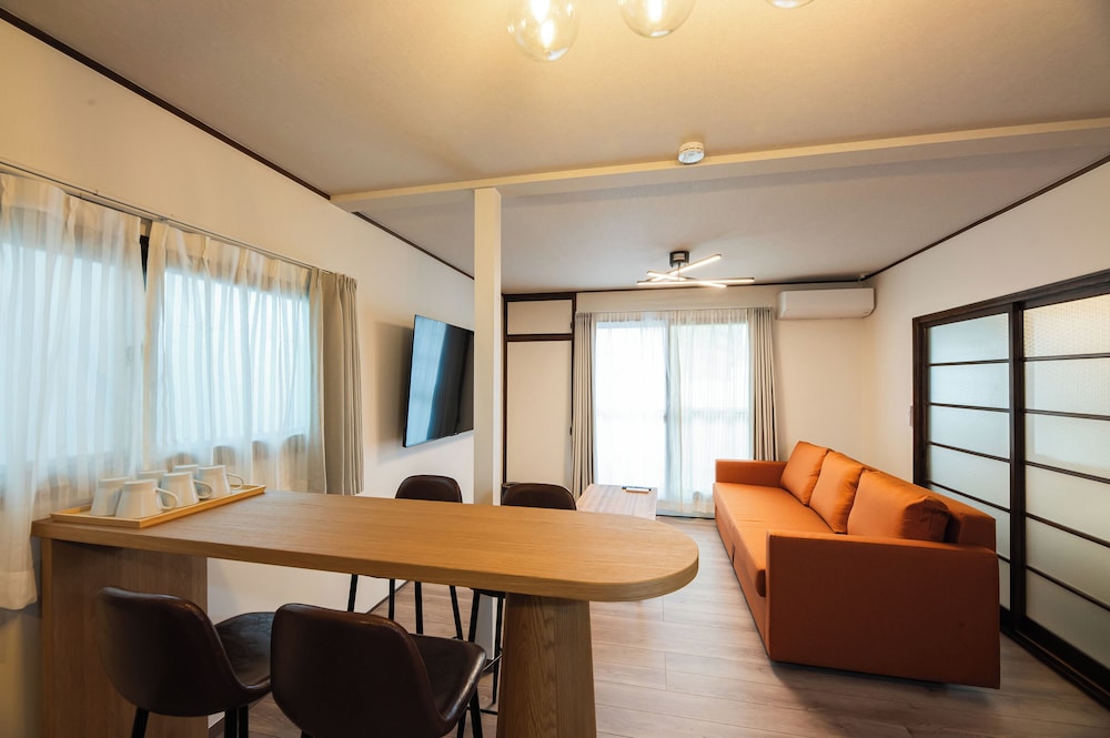 ファミリー ルーム 客室内のダイニングエリア1 | Ojanse博多