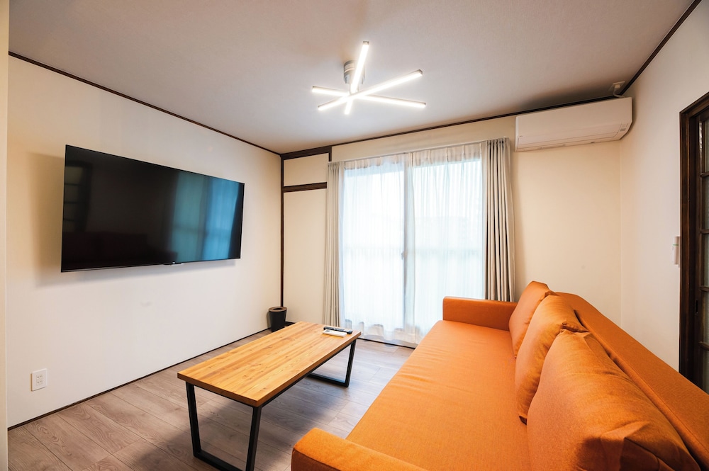 ファミリー ルーム 客室内のダイニングエリア0 | Ojanse博多