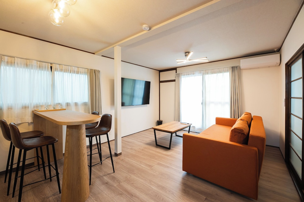 ファミリー ルーム 客室内のダイニングエリア2 | Ojanse博多