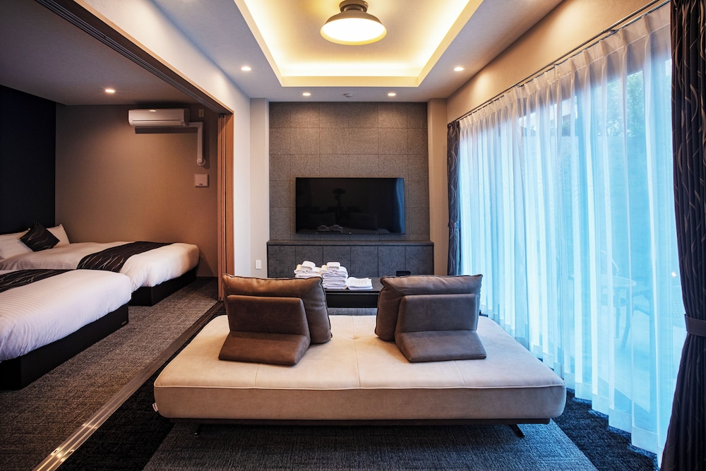 デラックス ルーム 客室内のダイニングエリア1 | Grand Inn Hakata