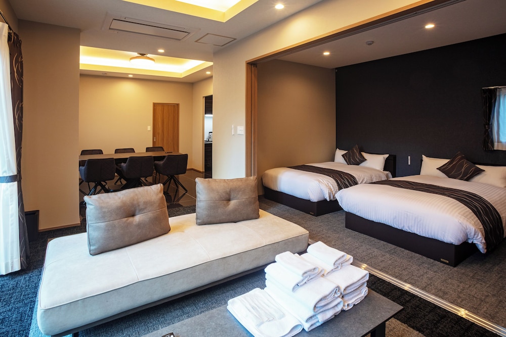 デラックス ルーム 客室内のダイニングエリア3 | Grand Inn Hakata