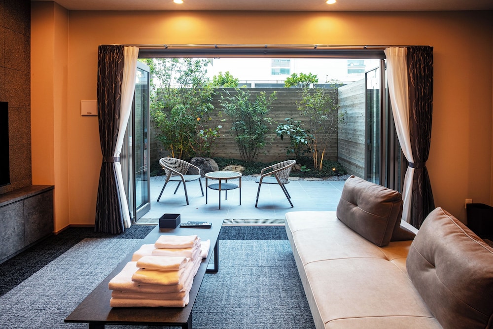 デラックス ルーム 客室内のダイニングエリア2 | Grand Inn Hakata