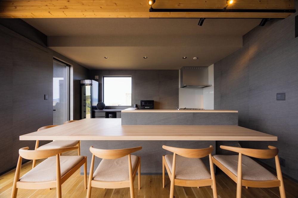 ヴィラ バルコニー オーシャンビュー 客室内のダイニングエリア0 | the SHIHACHI