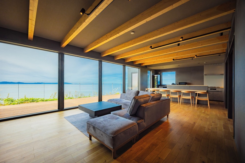 ヴィラ バルコニー オーシャンビュー リビング エリア2 | the SHIHACHI