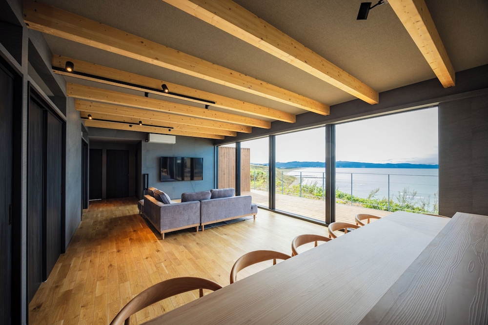 ヴィラ バルコニー オーシャンビュー リビング エリア1 | the SHIHACHI