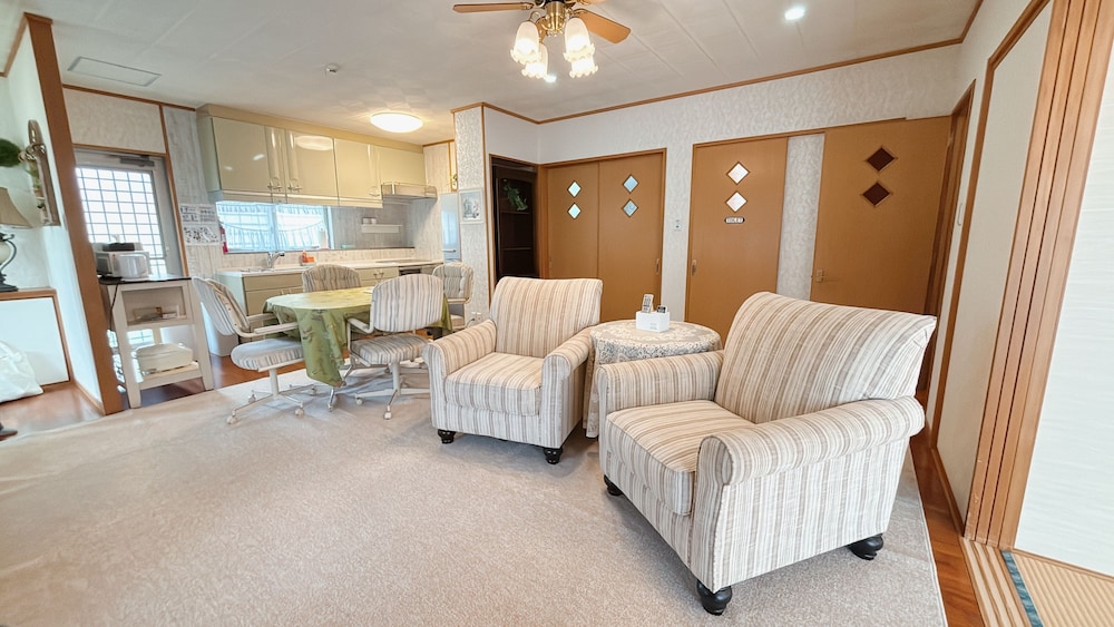 ファミリー ハウス パティオ ガーデンビュー 客室内のダイニングエリア0 | GREEN LODGE