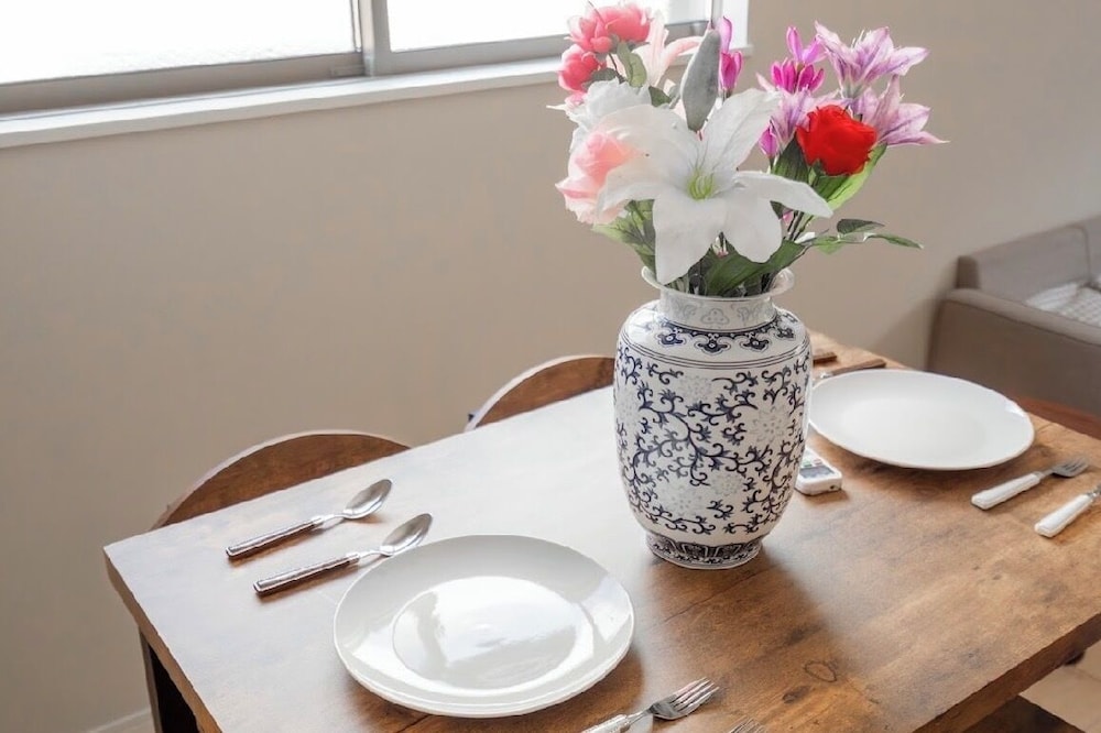 ヴィラ ベッド (複数台) バルコニー シティビュー 客室内のダイニングエリア1 | Seiran Villa