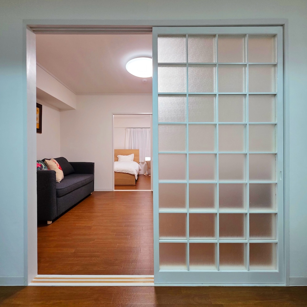 ファミリー トリプルルーム リビング エリア2 | OLIVE stay