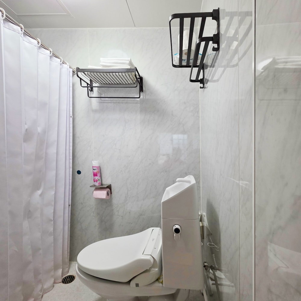 ファミリー トリプルルーム バスルーム2 | OLIVE stay