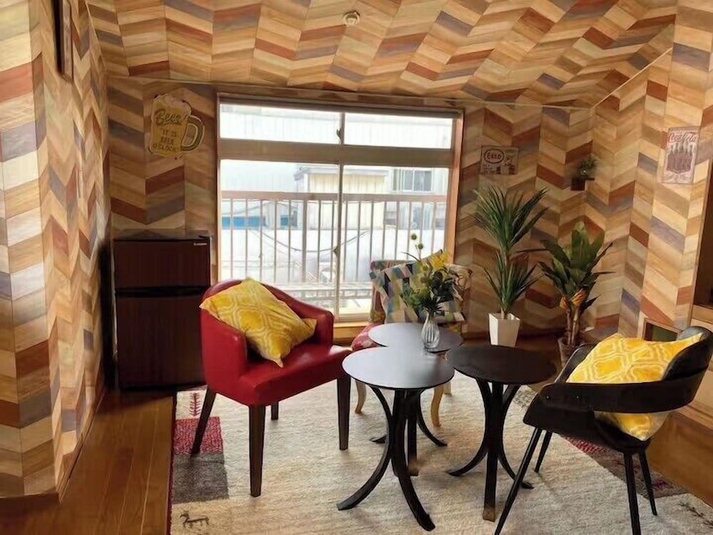 デラックス アパートメント シティビュー リビング エリア1 | ホテルジャンゴ