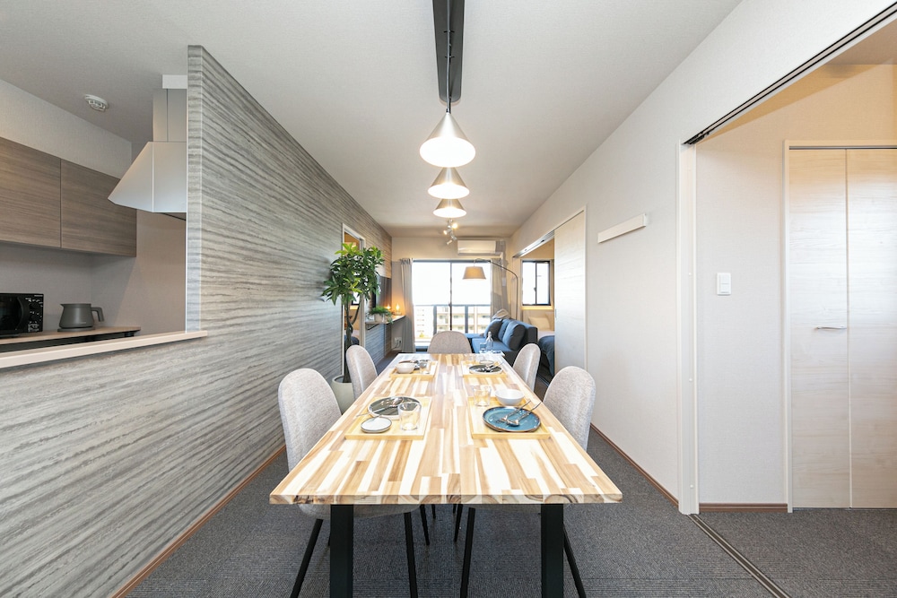 スーペリア スイート 禁煙 シティビュー 客室内のダイニングエリア2 | Living like Hotel Hakata Premium