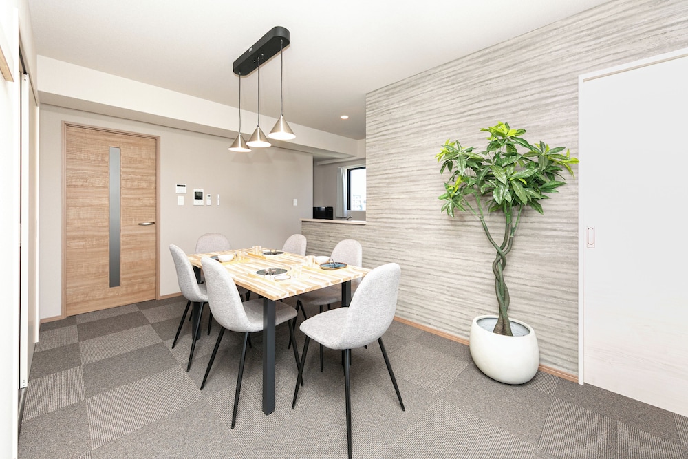 スーペリア スイート 禁煙 シティビュー 客室内のダイニングエリア1 | Living like Hotel Hakata Premium