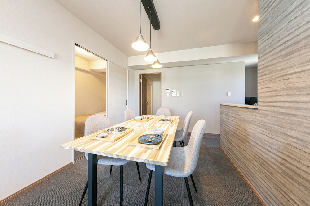 スーペリア スイート 禁煙 シティビュー 客室内のダイニングエリア4 | Living like Hotel Hakata Premium