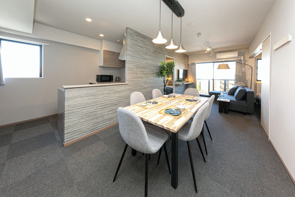 スーペリア スイート 禁煙 シティビュー 客室内のダイニングエリア3 | Living like Hotel Hakata Premium