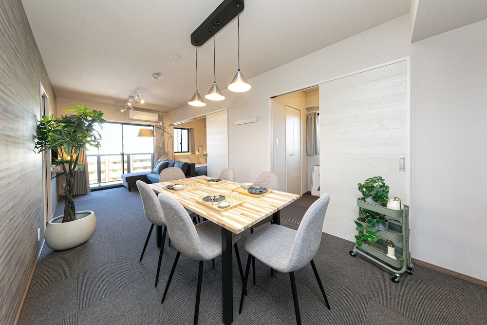 スーペリア スイート 禁煙 シティビュー 客室内のダイニングエリア0 | Living like Hotel Hakata Premium