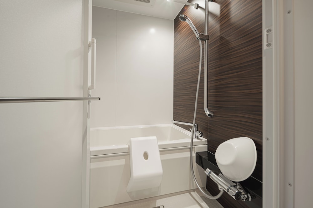 ファミリー トリプルルーム バスルーム1 | グランドベースMIRAI