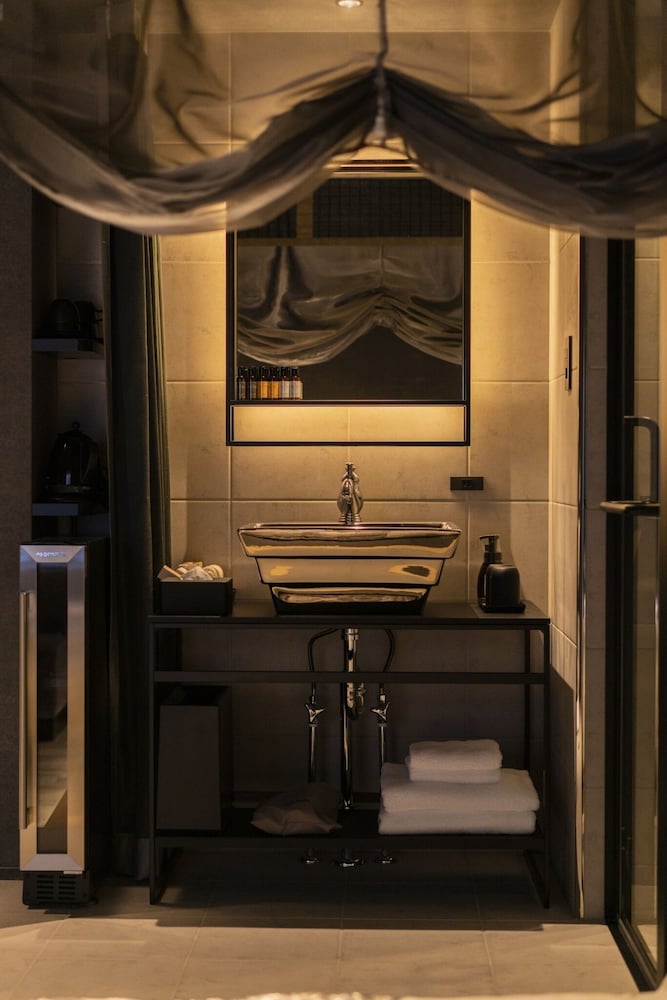 グランド ダブルルーム キングベッド 1 台 バスルーム1 | moire HOTEL YOSHIWARA