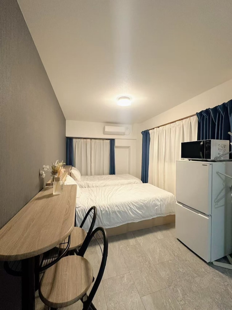 スタンダード ツインルーム シングルベッド 2 台 バルコニー シティビュー 客室5 | 青麦旅館