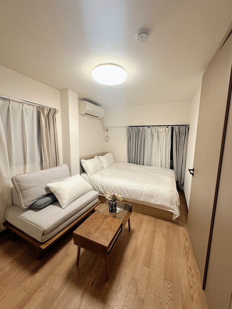 エクスクルーシブ ペントハウス ダブルベッド 1 台ソファーベッド付き 専用バスルーム シティビュー リビング エリア1 | 青麦旅館