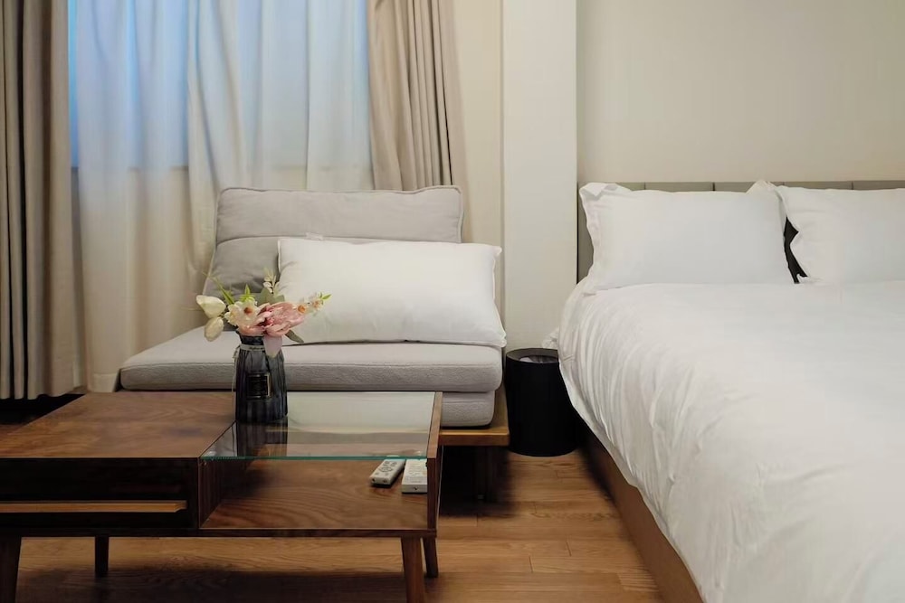 エクスクルーシブ ペントハウス ダブルベッド 1 台ソファーベッド付き 専用バスルーム シティビュー リビングルーム0 | 青麦旅館