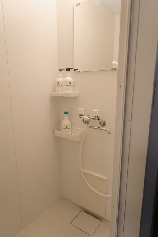 スタンダード ツインルーム シングルベッド 2 台 バルコニー シティビュー バスルーム0 | 青麦旅館