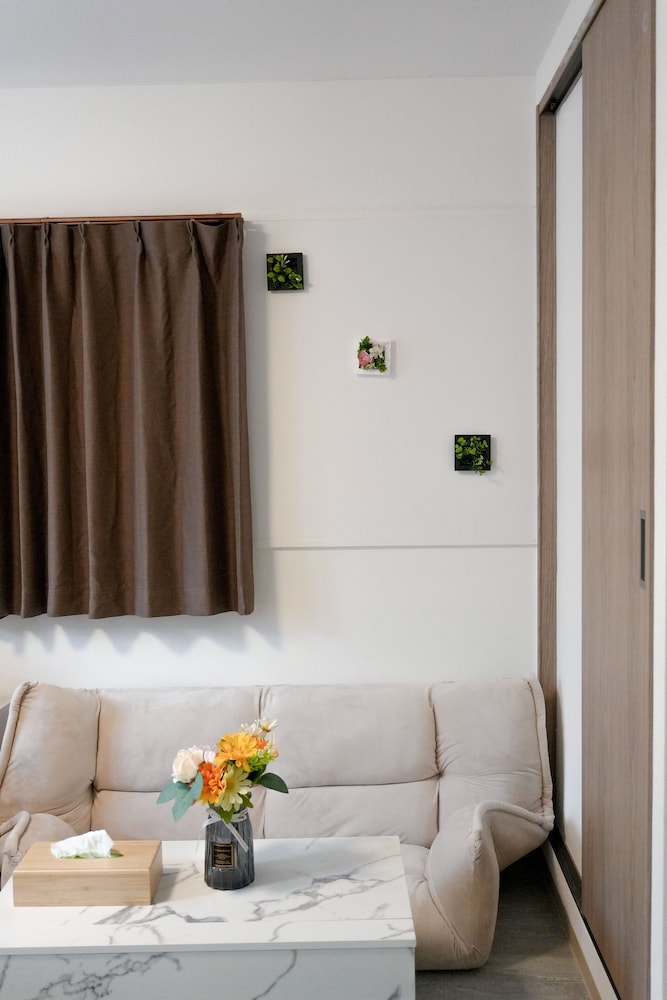 コンフォート トリプルルーム ダブルベッド 1 台ソファーベッド付き 禁煙 専用バスルーム リビング エリア0 | 青麦旅館