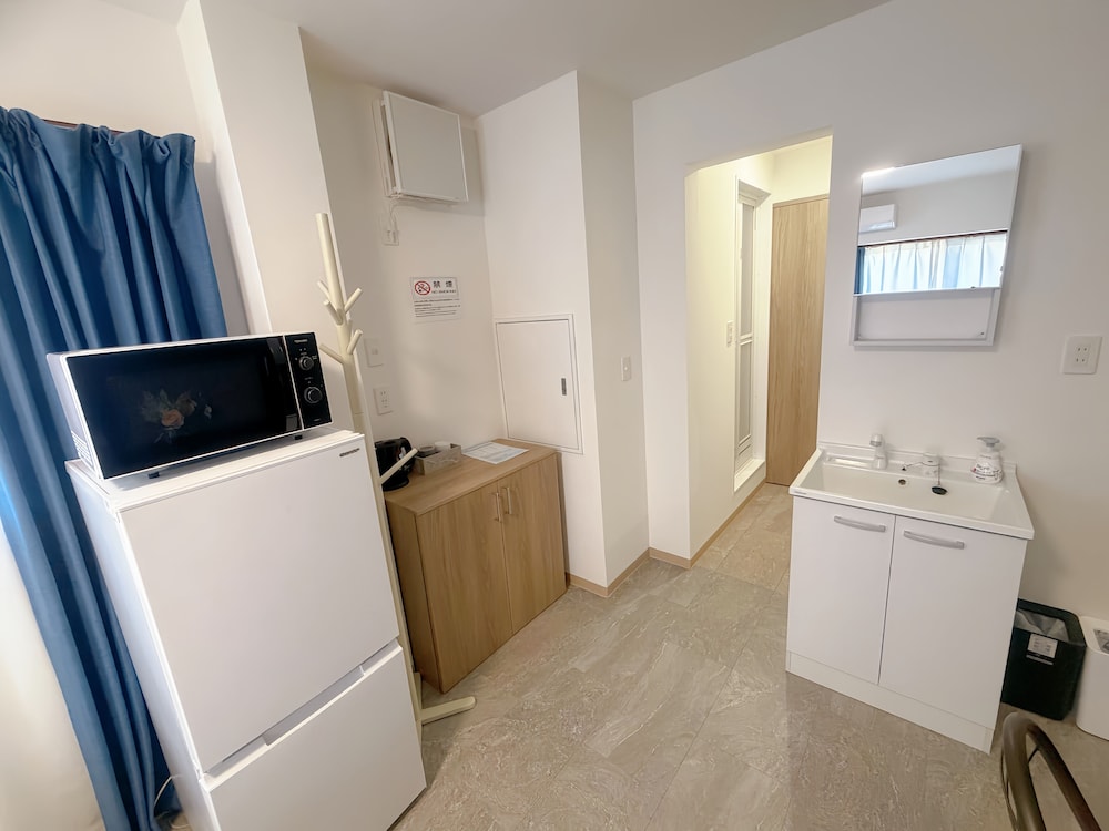 スタンダード ツインルーム シングルベッド 2 台 バルコニー シティビュー リビング エリア0 | 青麦旅館