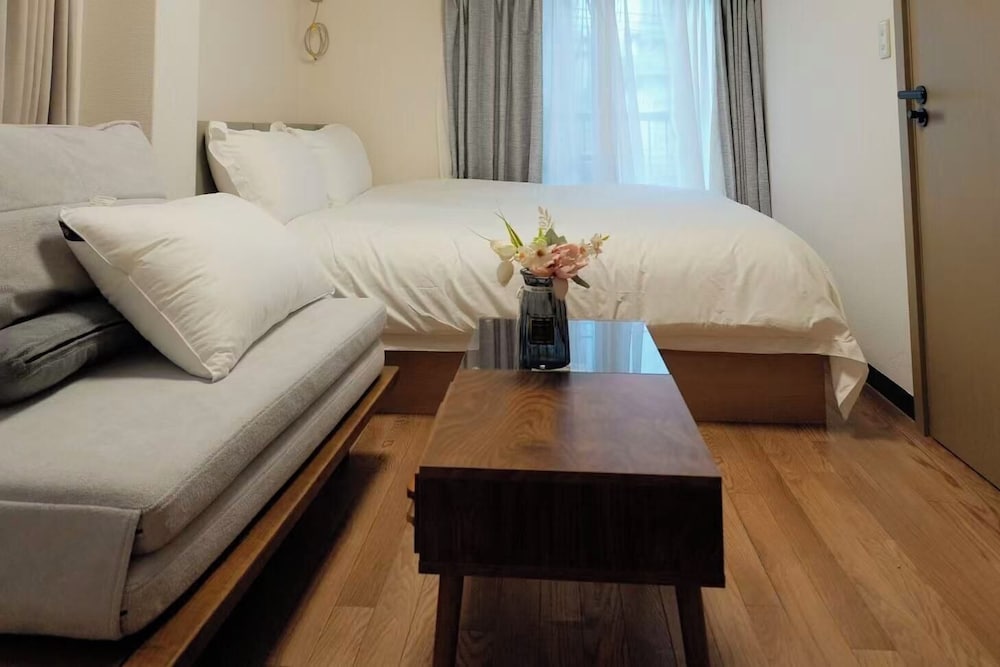 エクスクルーシブ ペントハウス ダブルベッド 1 台ソファーベッド付き 専用バスルーム シティビュー リビング エリア2 | 青麦旅館