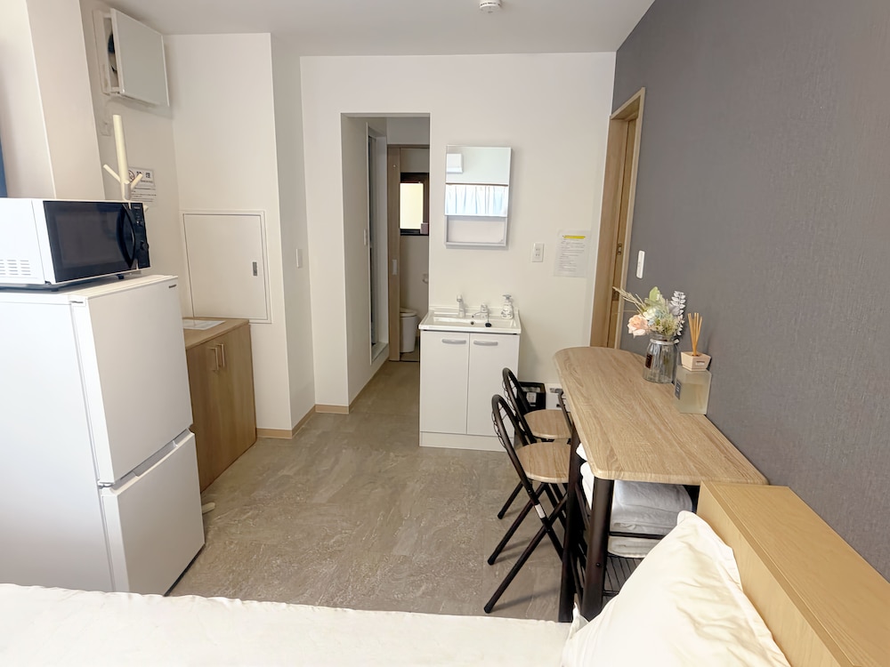 スタンダード ツインルーム シングルベッド 2 台 バルコニー シティビュー | 青麦旅館