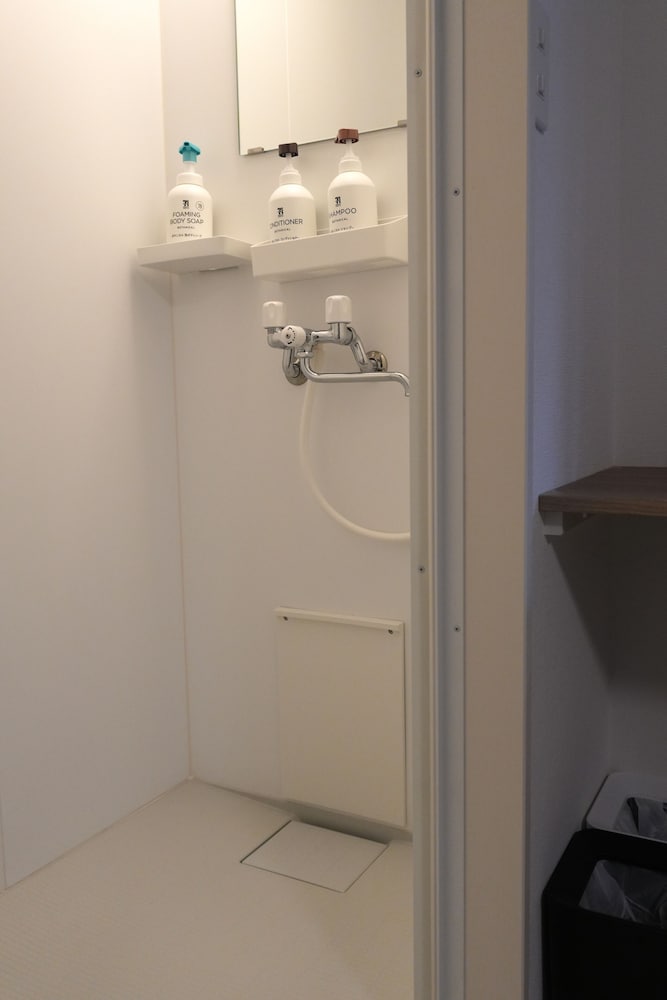 コンフォート トリプルルーム ダブルベッド 1 台ソファーベッド付き 禁煙 専用バスルーム バスルーム0 | 青麦旅館