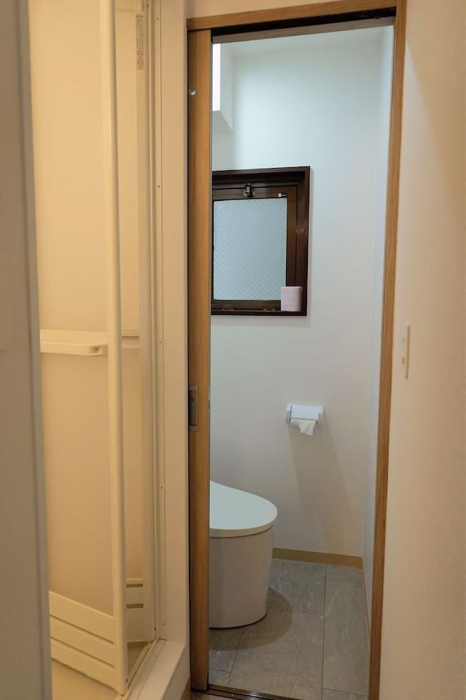 スタンダード ツインルーム シングルベッド 2 台 バルコニー シティビュー 客室3 | 青麦旅館