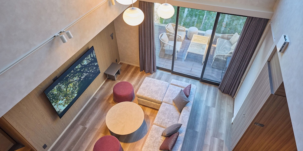 [B]2ダブル+布団4組/露天風呂/８名定員 禁煙 リビング エリア1 | Rakuten STAY VILLA 由布院温泉