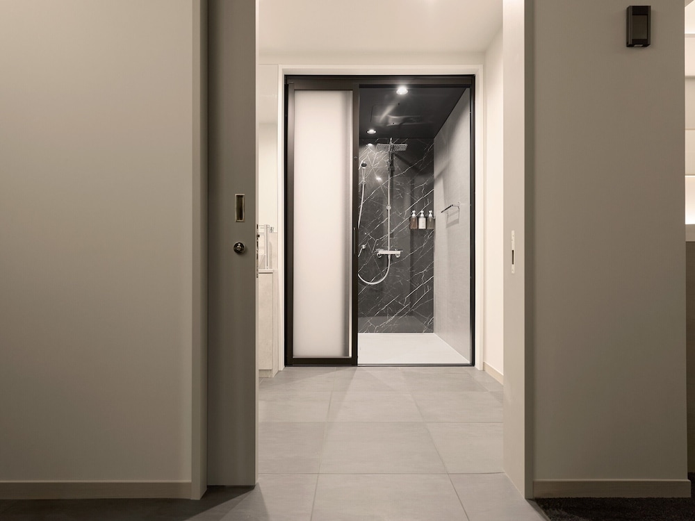 コンフォート ダブルルーム バリアフリー バスルーム0 | HOTEL FORK & KNIFE Miyajima - 2026 年 3 月 28 日開業