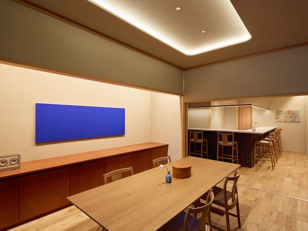 プレミアム スイート サウナ 客室内のダイニングエリア1 | HOTEL FORK & KNIFE Miyajima - 2026 年 3 月 28 日開業