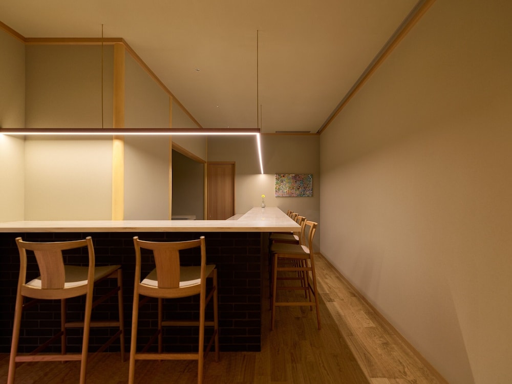 プレミアム スイート サウナ 客室内のダイニングエリア2 | HOTEL FORK & KNIFE Miyajima - 2026 年 3 月 28 日開業