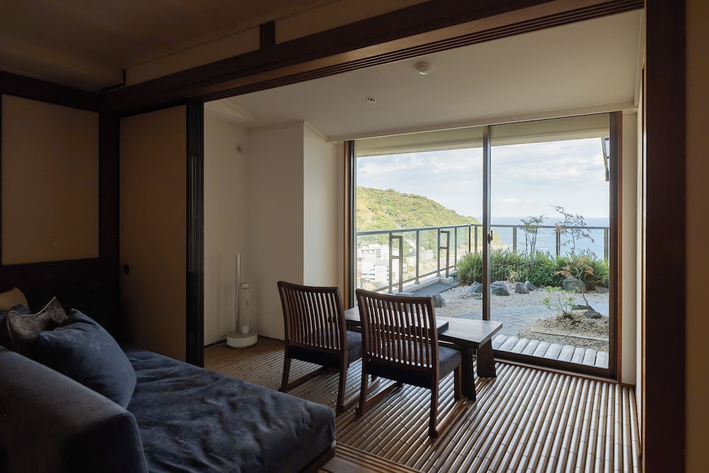 ベーシック ルーム 専用バスルーム 客室2 | 伊豆リトリート 熱川粋光 by 温故知新