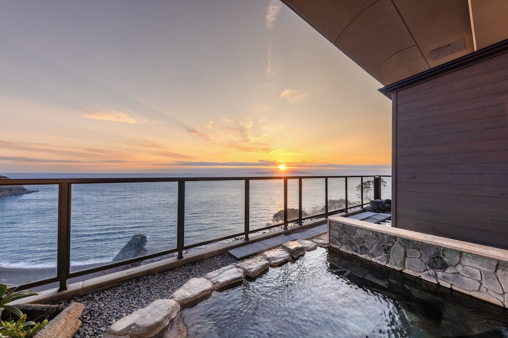 ファミリー スイート サウナ オーシャンビュー バスルーム1 | 伊豆リトリート 熱川粋光 by 温故知新