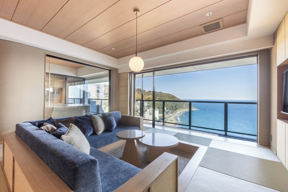 スーペリア ルーム 専用バスルーム オーシャンビュー リビング エリア0 | 伊豆リトリート 熱川粋光 by 温故知新