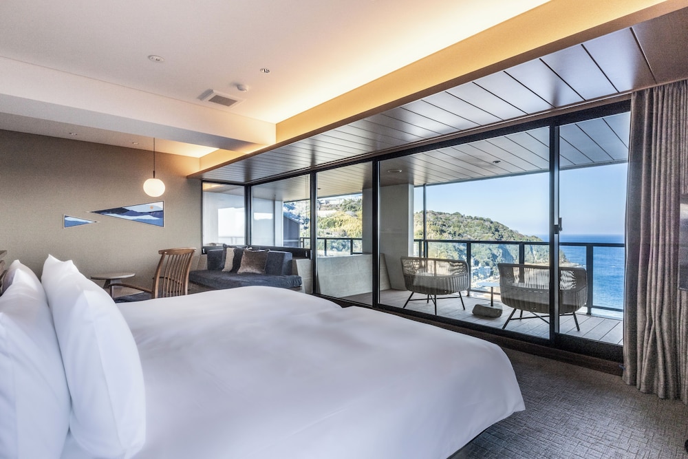 ラグジュアリー スイート サウナ オーシャンビュー 部屋からの景観1 | 伊豆リトリート 熱川粋光 by 温故知新