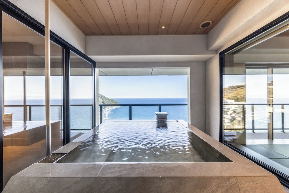 スーペリア ルーム 専用バスルーム オーシャンビュー バスルーム2 | 伊豆リトリート 熱川粋光 by 温故知新