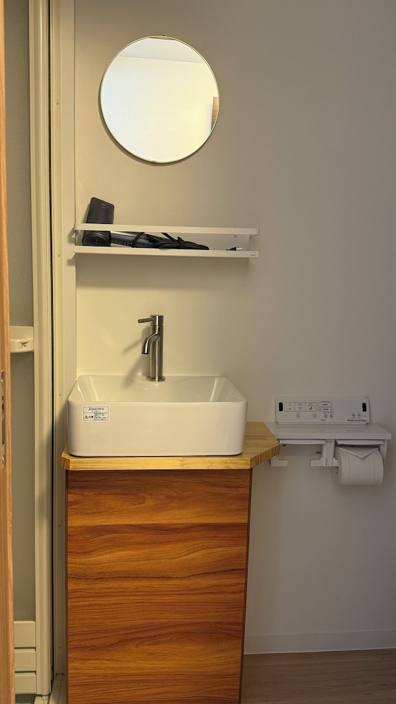 コンフォート ダブルルーム バスルーム1 | Moon Base Tokyo Inn