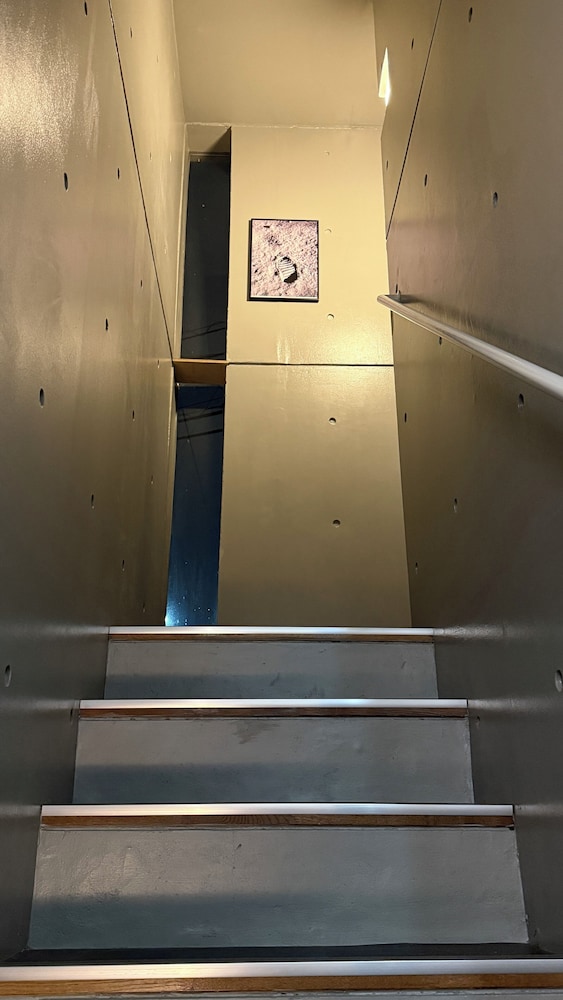 階段1 | Moon Base Tokyo Inn