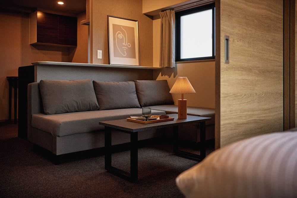 ファミリー ルーム リビング エリア2 | Living like Hotel 博多駅前